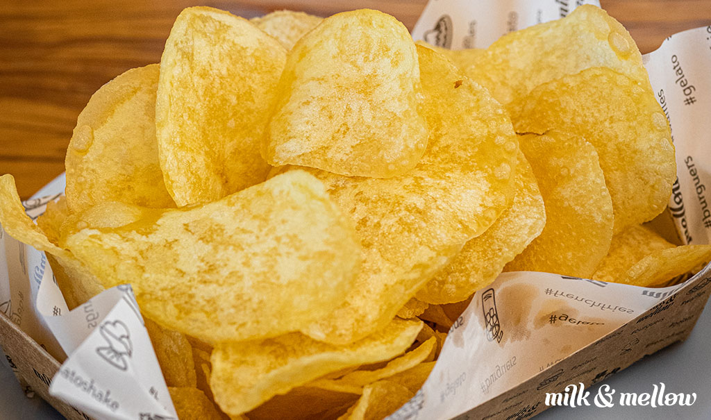 Porção de batatas chips para servir em festas
